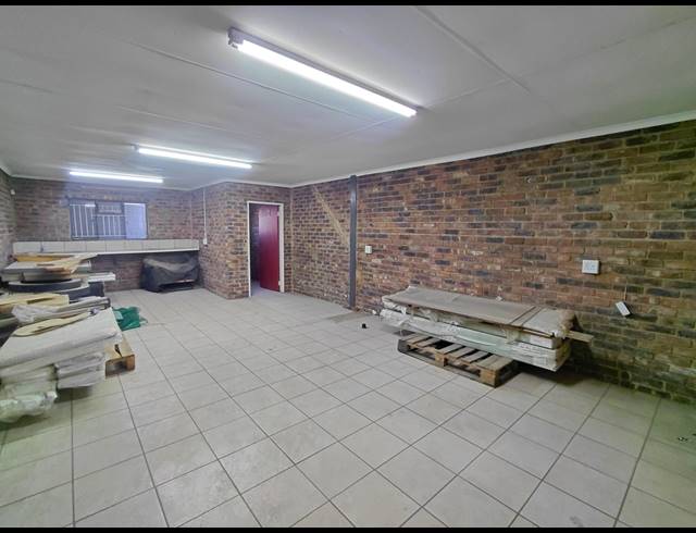 500M² WAREHOUSE TO LET IN POMONA
